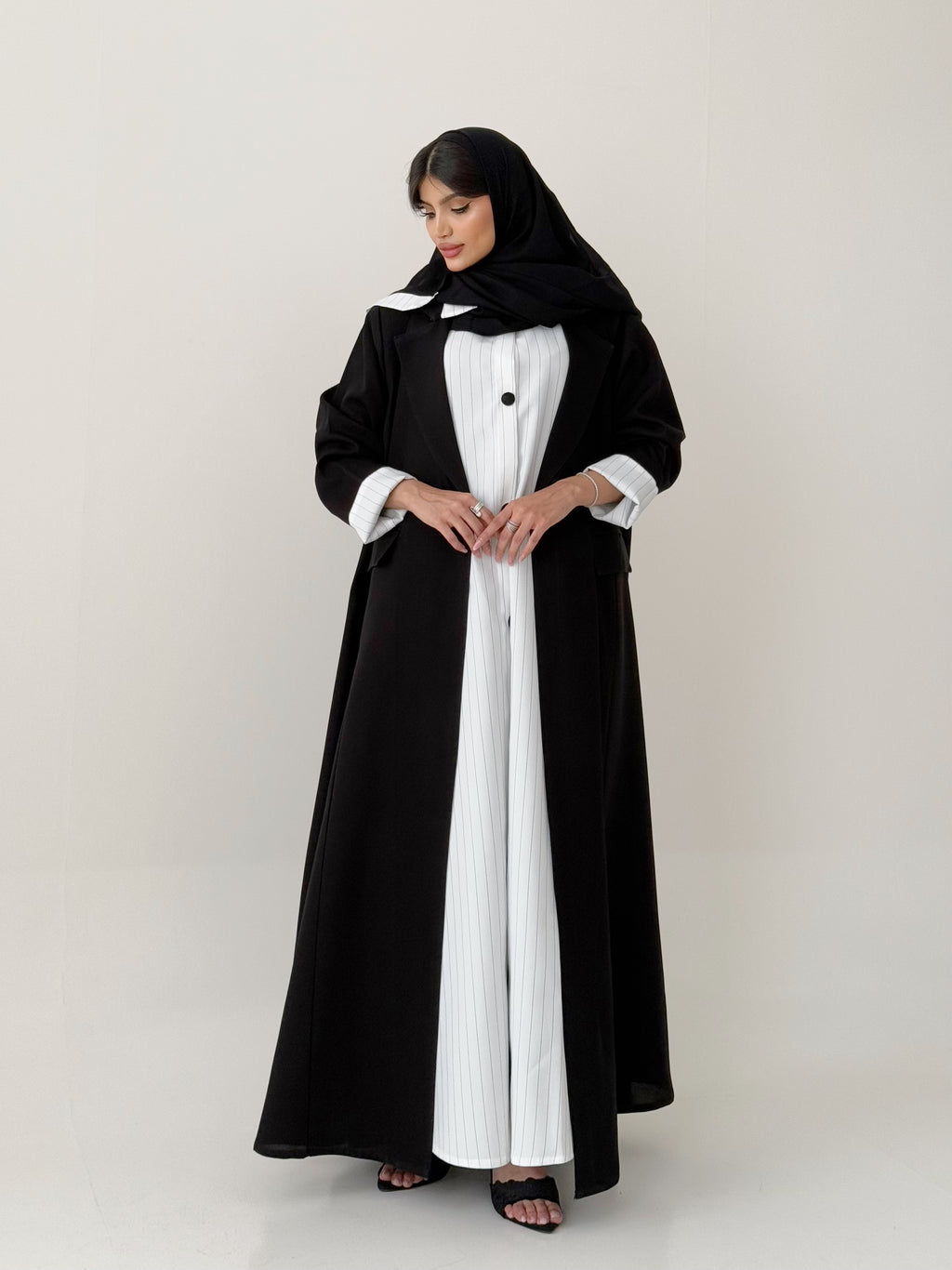 SH24 عباية مع طرحة نص كلوش كتان 3ق