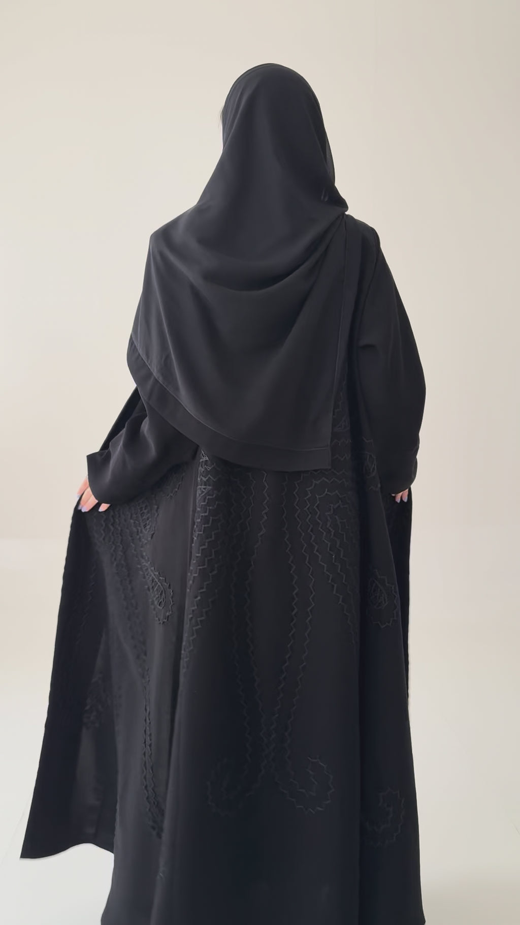 S828 عباية مع طرحة نص كلوش كريب الرياض
