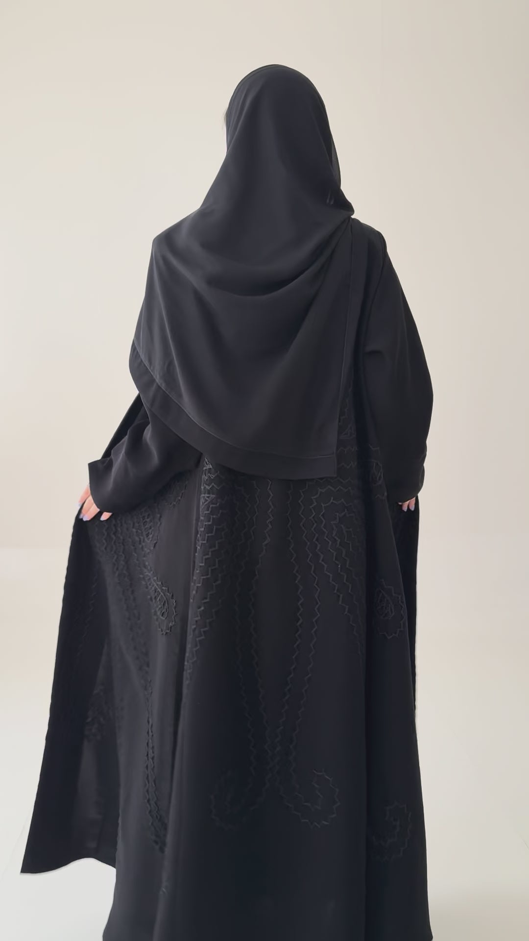 S828 عباية مع طرحة نص كلوش كريب الرياض